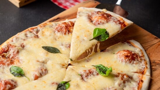 Heavy and fatty foods: Foods that are heavy and fatty, such as fried foods, pizza, and hamburgers, can make you feel sluggish and uncomfortable in hot weather. Instead, choose light and fresh foods such as salads, fruits, and vegetables.&nbsp;(File Photo)