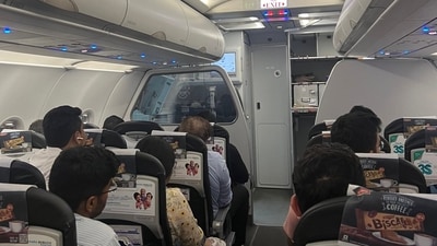 Go First passengers waiting inside the the aircraft (sonalgoelias/Twitter) Go First passengers waiting inside the the aircraft (sonalgoelias/Twitter)