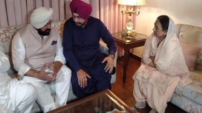 Punjab Congress leader Navjot Singh Sidhu (centre) interacting with the party’s Jalandhar Lok Sabha byelection, Karamjit Chaudhary (right), and Phillaur MLA Vikramjit Singh Chaudhary on Saturday. (HT Photo) Punjab Congress leader Navjot Singh Sidhu (centre) interacting with the party’s Jalandhar Lok Sabha byelection, Karamjit Chaudhary (right), and Phillaur MLA Vikramjit Singh Chaudhary on Saturday. (HT Photo)