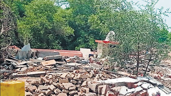 Mangrove cell clears cattle shed on CRZ-1 in Vashi