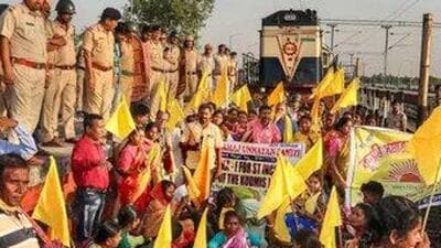 A section of Kurmis blocked Kotshila railway junction and the Purulia-Ranchi inter-state highway on Sunday afternoon (Twitter Photo) A section of Kurmis blocked Kotshila railway junction and the Purulia-Ranchi inter-state highway on Sunday afternoon (Twitter Photo)
