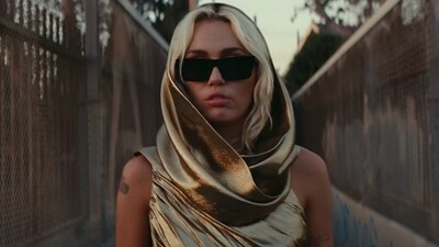 Scrrengrab of Miley Cyrus from her song  "Flowers" (Twitter)