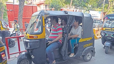 Mumbai, India - April 08, 2023: An auto driver driving his autorickshaw with four passengers, one of them seated in front with him, opposite ISKCON Temple, at Juhu, in Mumbai, India, on Saturday, April 08, 2023. (Photo by Vijay Bate/HT Photo) (HT PHOTO) Mumbai, India - April 08, 2023: An auto driver driving his autorickshaw with four passengers, one of them seated in front with him, opposite ISKCON Temple, at Juhu, in Mumbai, India, on Saturday, April 08, 2023. (Photo by Vijay Bate/HT Photo) (HT PHOTO)
