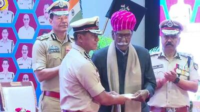 Retired Hawaldar Kishan Singh being honoured during the CRPF’s Valour Day function, in New Delhi. (HT) Retired Hawaldar Kishan Singh being honoured during the CRPF’s Valour Day function, in New Delhi. (HT)