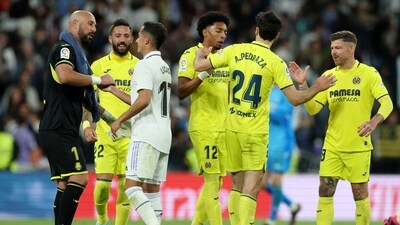 Villarreal's Pepe Reina  shakes hands with Real Madrid's Lucas Vazquez after the match (REUTERS)