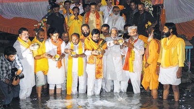 The Maharashtra chief minister, who arrived in Lucknow on Saturday evening, landed at Ayodhya’s Ram Katha Park on Sunday morning. He expressed his gratitude to Uttar Pradesh CM Yogi Adityanath, whom he met in the evening in Lucknow, and also announced the construction of the Balasaheb Thackeray Maharashtra Bhavan in Ayodhya with the help of the UP government. (PTI) The Maharashtra chief minister, who arrived in Lucknow on Saturday evening, landed at Ayodhya’s Ram Katha Park on Sunday morning. He expressed his gratitude to Uttar Pradesh CM Yogi Adityanath, whom he met in the evening in Lucknow, and also announced the construction of the Balasaheb Thackeray Maharashtra Bhavan in Ayodhya with the help of the UP government. (PTI)