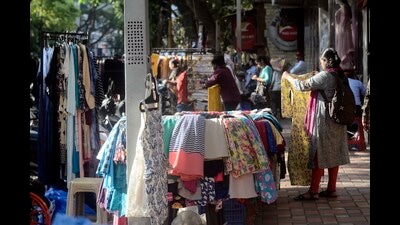 The city has between 20,000 and 25,000 hawkers, according to PMC officials. (HT FILE PHOTO) The city has between 20,000 and 25,000 hawkers, according to PMC officials. (HT FILE PHOTO)