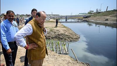VK Saxena, Delhi lieutenant governor, inspects the steps being taken by authorities to clean the supplementary drain at Wazirabad on Sunday. (Sanchit Khanna/HT Photo) VK Saxena, Delhi lieutenant governor, inspects the steps being taken by authorities to clean the supplementary drain at Wazirabad on Sunday. (Sanchit Khanna/HT Photo)