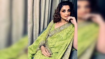 Sonali Bendre accessorised her look with gold jhumkas, bangles and a statement ring. (Instagram/@iamsonalibendre)