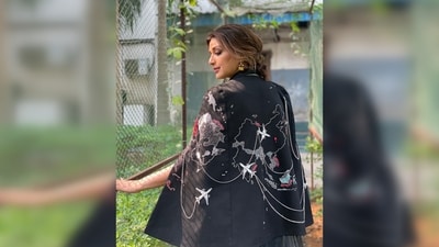 Actor Raveena Tandon dropped a comment on Sonali Bendre's post and wrote, "Stunnnniiinnnngggg." (Instagram/@iamsonalibendre)