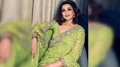 Sonali Bendre opted for bold smokey black eyes and nude lips that complemented her look. (Instagram/@iamsonalibendre)