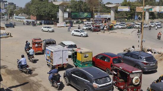 Buses coming from and heading towards different cities, including Jagraon, Ferozpur and Moga use the Bharat Nagar Intersection which adds to the traffic jams in Ludhiana. (Gurpreet Singh/HT Photo)