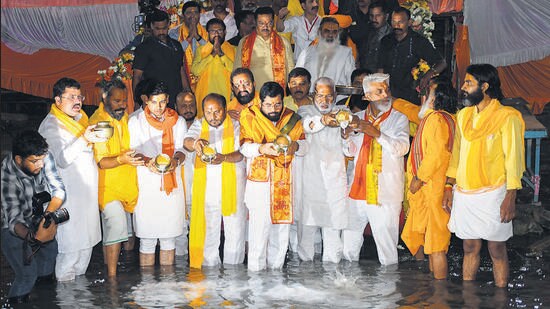 The Maharashtra chief minister, who arrived in Lucknow on Saturday evening, landed at Ayodhya’s Ram Katha Park on Sunday morning. He expressed his gratitude to Uttar Pradesh CM Yogi Adityanath, whom he met in the evening in Lucknow, and also announced the construction of the Balasaheb Thackeray Maharashtra Bhavan in Ayodhya with the help of the UP government. (PTI)