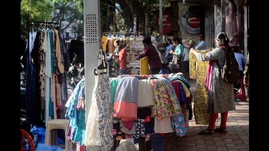The city has between 20,000 and 25,000 hawkers, according to PMC officials. (HT FILE PHOTO)