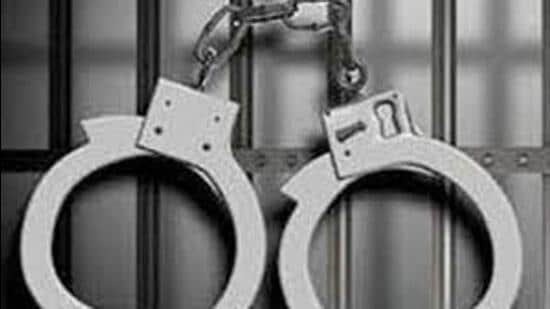 Yasin, a member of Chhenu gang, allegedly gathered four of his gang members and decided to fire at jailer Swaraj Singh’s home in north-east Delhi’s Kabir Nagar to scare him. He allegedly gave a couple of dogs as 'landmarks' to pinpoint Singh’s house to three members of his gang. (HT photo)