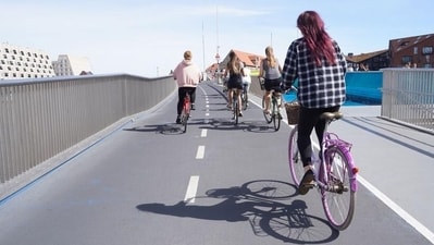 The Danish capital Copenhagen prioritizes the use of bikes, there are even bridges dedicated for cyclists (Jörg Carstensen/picture alliance) The Danish capital Copenhagen prioritizes the use of bikes, there are even bridges dedicated for cyclists (Jörg Carstensen/picture alliance)