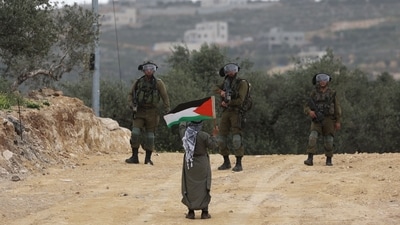 A Palestinian man confronts Israeli soldiers during a protest in the village of Beita, south of Nablus in the Israeli occupied West Bank, on April 10, (Jaafar Ashtiyeh / AFP) A Palestinian man confronts Israeli soldiers during a protest in the village of Beita, south of Nablus in the Israeli occupied West Bank, on April 10, (Jaafar Ashtiyeh / AFP)