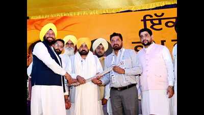 Chaudhary Surinder Singh, former Congress MLA and son of five-time MLA Chaudhary Jagjit Singh, joins Aam Aadmi Party in the presence of Punjab chief minister Bhagwant Mann in Kartarpur on Monday. (HT Photo) Chaudhary Surinder Singh, former Congress MLA and son of five-time MLA Chaudhary Jagjit Singh, joins Aam Aadmi Party in the presence of Punjab chief minister Bhagwant Mann in Kartarpur on Monday. (HT Photo)