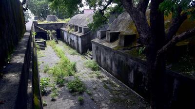 Gulab Supekar, the district planning officer, said that the district planning and development committee had also approved toilets and other amenities like a parking lot for tourists. “A garden with some landscaping will also come up in the vicinity,” he said, adding that the work would be carried out by the Maharashtra Housing and Area Development Authority (MHADA) and supervised by the director of state archaeology. (HT PHOTO)