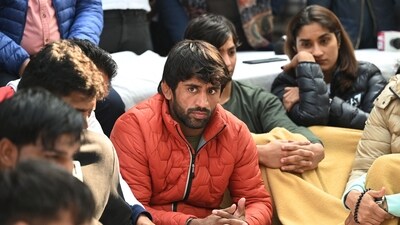 Indian wrestlers Bajrang Punia (in red) and Vinesh Phogat (top R) take part along with others wrestlers in an ongoing protest against the Wrestling Federation of India (WFI), in New Delhi on January 19, 2023. (AFP) Indian wrestlers Bajrang Punia (in red) and Vinesh Phogat (top R) take part along with others wrestlers in an ongoing protest against the Wrestling Federation of India (WFI), in New Delhi on January 19, 2023. (AFP)