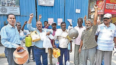 Mumbai, India - April 10, 2023: Members of Watchdog Foundation stage "Handa Morcha" protest demanding 50 per cent water bill, stopping water tanker lobby, stoppage of drinking water in swimming pools of 5-star hotels, changing of old pipelines, auditing of all pipelines, outside Assistant Municipal Commissioner, K/East Ward, at Andheri, in Mumbai, India, on Monday, April 10, 2023. (Photo by Vijay Bate/HT Photo) (HT PHOTO)