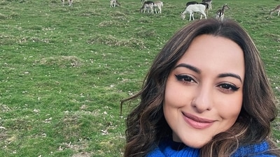 Sonakshi Sinha also posed for a selfie with several animals in the background. Sonakshi Sinha also posed for a selfie with several animals in the background.