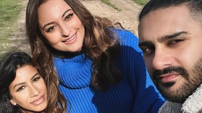 Sonakshi Sinha also posed with her friends Zsaki Sidhu and Meera Shah in a picture. Sonakshi Sinha also posed with her friends Zsaki Sidhu and Meera Shah in a picture.