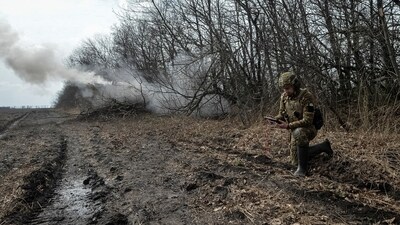 Russia-Ukraine war: Ukrainian servicemen fire a self-propelled howitzer towards Russian troops. (Reuters)