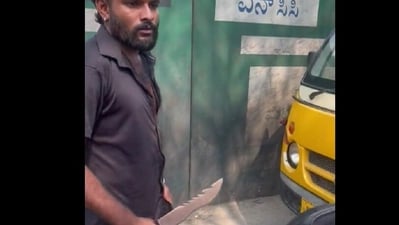 Bengaluru driver draws a knife and threatens biker on the road, arrested. Video 