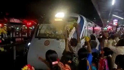 Crowd on the platform were hailing and enjoying the arrival of the Vande Bharat train in Salem on Saturday. (source:Twitter/@pibchennai)
