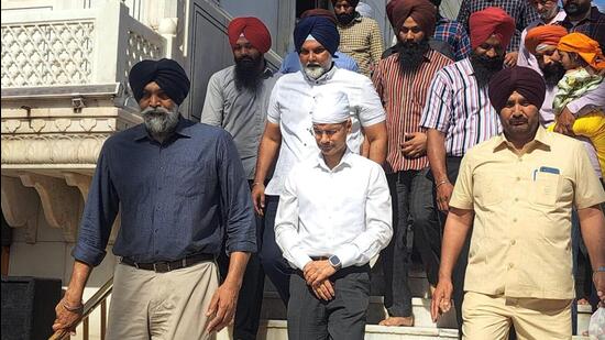 Punjab Police chief Gaurav Yadav (centre) at the Golden Temple in Amritsar on Monday. Yadav said the situation in the state was “quite normal” and mischievous elements, backed by the ISI, will not be allowed to disturb the hard-earned peace. (Sameer Sehgal/HT)