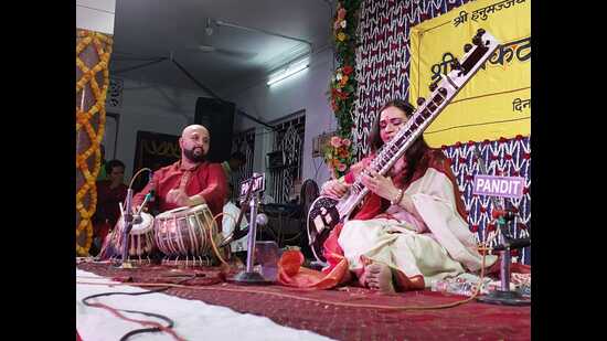 Supriya Shah giving a sitar recital during the festival in Varanasi on Monday (HT Photo)