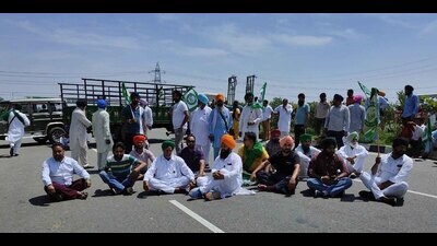 Farmers staging a protest at the Samrala-Chandigath highway in Samrala on Tuesday. (HT Photo)