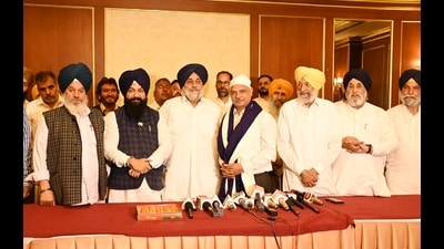 Sitting Banga MLA Dr Sukhwinder Kumar Sukhi with SAD president Sukhbir Singh Badal. (HT Photo)