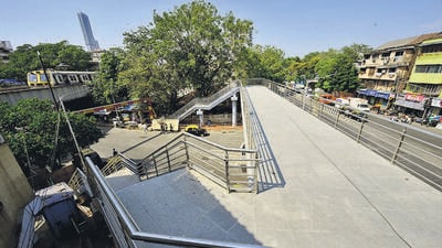 The civic official added that this will provide a major relief to railway commuters who would earlier get down at Dockyard Road station and cross the road. “Now, since the FOB is at the same elevated level as the Dockyard station, commuters can directly take the FOB and come to Mazgaon Dock. It connects the station to Mazgaon Dock,” he said. (Anshuman Poyrekar/HT PHOTO)