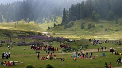 The tourist town of Gulmarg has recorded an encouraging footfall of 3 lakh tourists in the first quarter of the year. (Waseem Andrabi/HT)