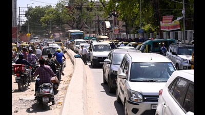 Traffic snarls near a school in Lucknow on Tuesday (Deepak Gupta/HT) Traffic snarls near a school in Lucknow on Tuesday (Deepak Gupta/HT)