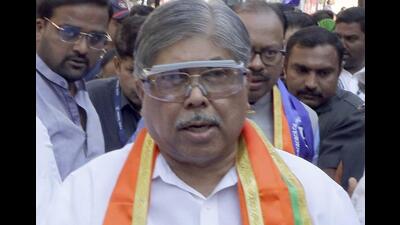 While Uddhav Thackeray demanded that chief minister Eknath Shinde sack Patil from his cabinet or step down himself over the insult to Bal Thackeray, Shinde, who is struggling to wrest the Marathi manoos vote away from Thackeray, called his cabinet colleague to express his displeasure. (HT Photo) While Uddhav Thackeray demanded that chief minister Eknath Shinde sack Patil from his cabinet or step down himself over the insult to Bal Thackeray, Shinde, who is struggling to wrest the Marathi manoos vote away from Thackeray, called his cabinet colleague to express his displeasure. (HT Photo)