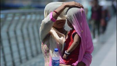 A mother shields her child and herself from heat as temperature rises in Mumbai. (Praful Gangurde/ HT Photo) A mother shields her child and herself from heat as temperature rises in Mumbai. (Praful Gangurde/ HT Photo)