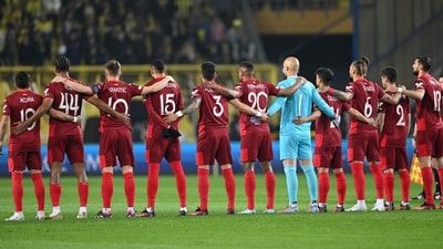 Sevilla's players observe a minute of silence for the victims of the earthquake in eastern Turkey during the UEFA Europa League last 16 second leg football match between Fenerbahce SK and Sevilla FC at the Fenerbahce Ulker stadium in Istanbul on March 16, 2023. (Photo by OZAN KOSE / AFP) (AFP) Sevilla's players observe a minute of silence for the victims of the earthquake in eastern Turkey during the UEFA Europa League last 16 second leg football match between Fenerbahce SK and Sevilla FC at the Fenerbahce Ulker stadium in Istanbul on March 16, 2023. (Photo by OZAN KOSE / AFP) (AFP)