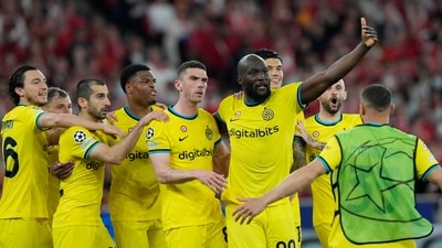 Inter Milan's Romelu Lukaku, right, celebrates with teammates after scoring his side's second goal during the Champions League quarter final first leg soccer match between Benfica and Inter Milan at Luz stadium in Lisbon, Tuesday, April 11, 2023. (AP Photo/Armando Franca) (AP) Inter Milan's Romelu Lukaku, right, celebrates with teammates after scoring his side's second goal during the Champions League quarter final first leg soccer match between Benfica and Inter Milan at Luz stadium in Lisbon, Tuesday, April 11, 2023. (AP Photo/Armando Franca) (AP)