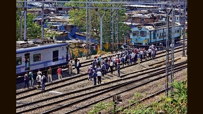 Mumbai, India - April 12, 2023: Commuters get off the train after an overhead wire snapped between Dahisar and Borivali stations on Western Railway, in Mumbai in Mumbai, India, on Wednesday, April 12, 2023. (Photo by Vijay Bate/HT Photo) (HT PHOTO) Mumbai, India - April 12, 2023: Commuters get off the train after an overhead wire snapped between Dahisar and Borivali stations on Western Railway, in Mumbai in Mumbai, India, on Wednesday, April 12, 2023. (Photo by Vijay Bate/HT Photo) (HT PHOTO)
