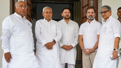 Bihar Chief Minister Nitish Kumar and Deputy Chief Minister Tejashwi Yadav with Congress President Mallikarjun Kharge, Congress leader Rahul Gandhi and JD (U) President Rajiv Ranjan Singh. (PTI)