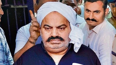 Prayagraj Police with jailed-mafia Atiq Ahmed outside Sabarmati Central Jail as he is being shifted to Prayagraj. Prayagraj Police with jailed-mafia Atiq Ahmed outside Sabarmati Central Jail as he is being shifted to Prayagraj.