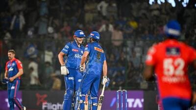 The gangs were operating outside the Arun Jaitley stadium during the IPL match between Delhi Capitals and Mumbai Indians on Tuesday. (Sanchit Khanna/Hindustan Times) The gangs were operating outside the Arun Jaitley stadium during the IPL match between Delhi Capitals and Mumbai Indians on Tuesday. (Sanchit Khanna/Hindustan Times)