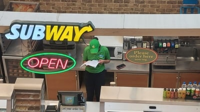 The image shows a Subway employee studying at work. (Twitter/@ipskabra)