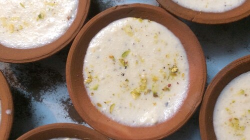 Phirni is essentially a dessert of milk, powdered sugar and ground rice. (HT Photo) Phirni is essentially a dessert of milk, powdered sugar and ground rice. (HT Photo)