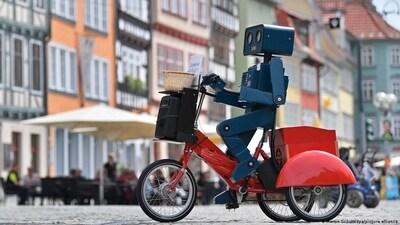 Will robots replace human guides in the near future? (Martin Schutt/dpa/picture alliance) Will robots replace human guides in the near future? (Martin Schutt/dpa/picture alliance)