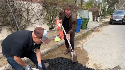 Arnold Schwarzenegger fixed pothole that's been causing trouble in his neighbourhood. (Twitter/@Schwarzenegger) Arnold Schwarzenegger fixed pothole that's been causing trouble in his neighbourhood. (Twitter/@Schwarzenegger)