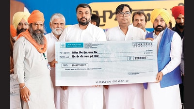 CM Bhagwant Mann giving away a compensation cheque to a beneficiary in Abohar.